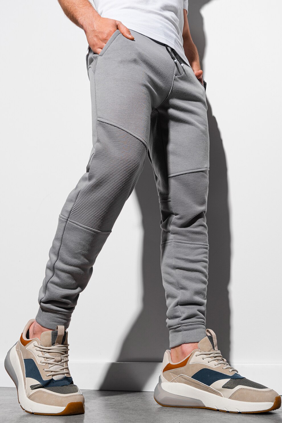 OMBRE, Pantaloni sport slim fit cu segmente striate, Gri