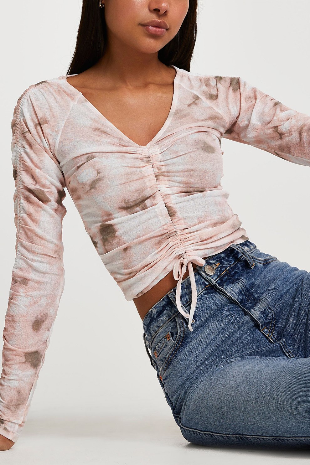 River Island, Bluza crop cu decolteu in V si imprimeu, roz prafuit, alb maro taupe