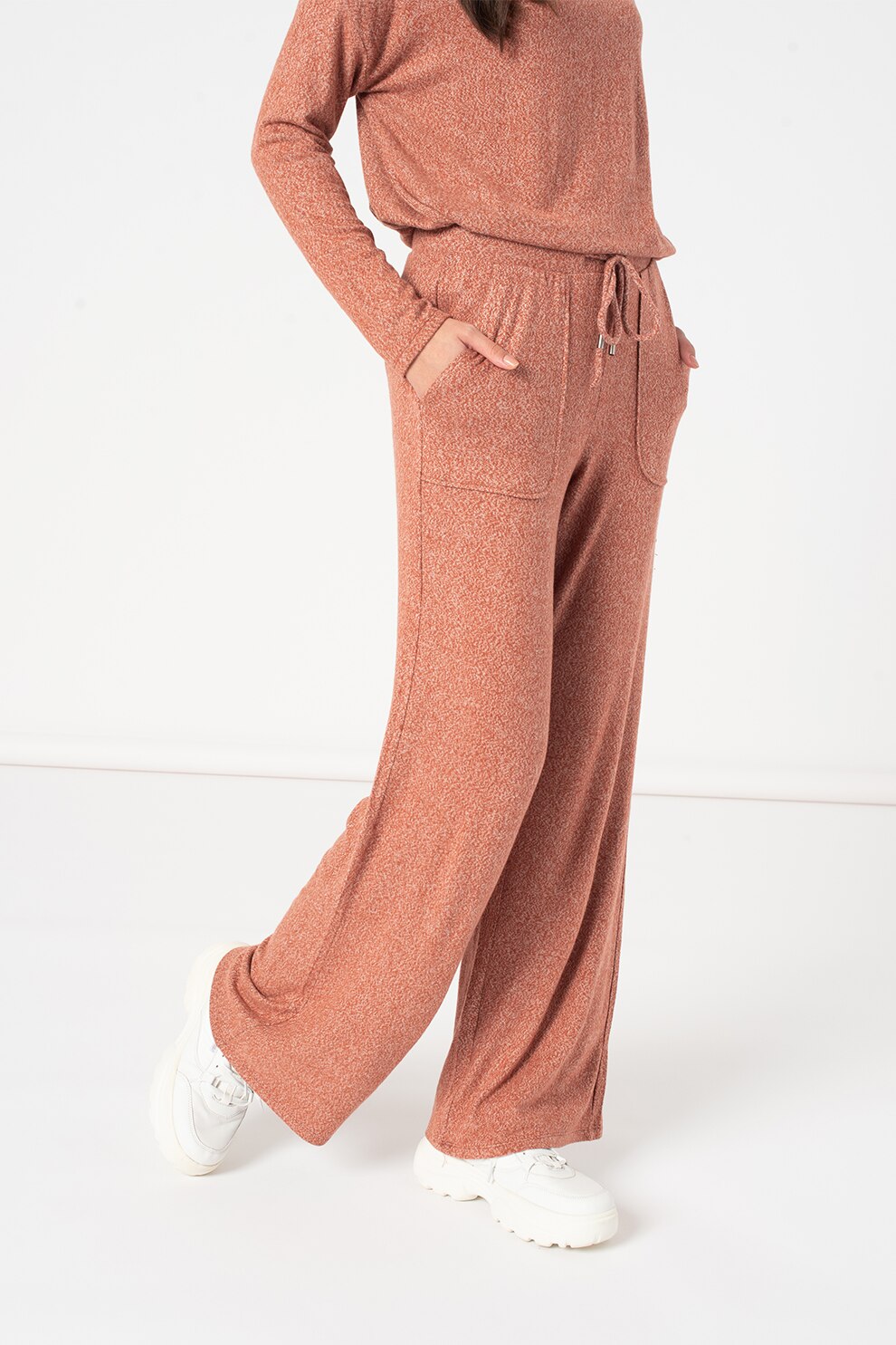 United Colors of Benetton, Pantaloni sport evazati cu snur de ajustare, Maro scortisoara/Alb