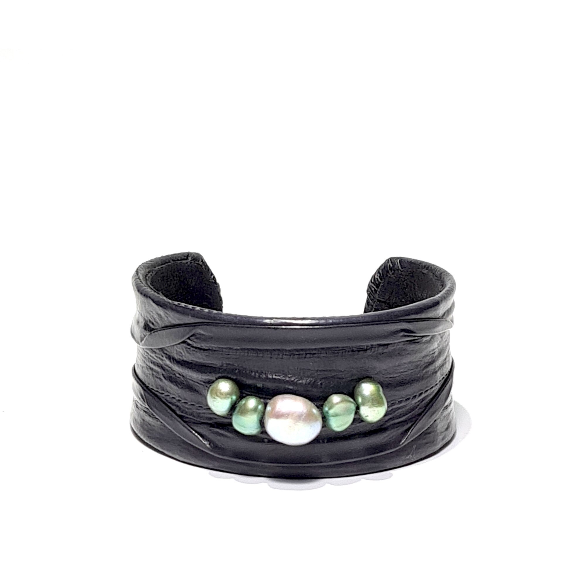 Bratara Decoranna Handcraft statement, piele naturala anghila, unicat, cusuta artizanal cu perle naturale albe si verzi, gri inchis