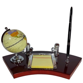 Set ArtDeco Suport pentru birou cu pix si glob pamantesc, dimensiuni 22 cm inaltime, 33 cm lungime si 15 cm latime Set ArtDeco Suport pentru birou cu pix si glob pamantesc, dimensiuni 22 cm inaltime, 33 cm lungime si 15 cm latime