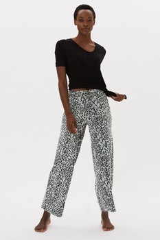 Marks & Spencer, Pantaloni cu croiala ampla si animal print, Gri deschis/ Negru Marks & Spencer, Pantaloni cu croiala ampla si animal print, Gri deschis/ Negru