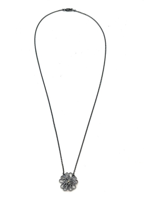 Colier de argint realizat manual- Floare de argint innegrit de prima clasa cu punct de aur de 14 carate