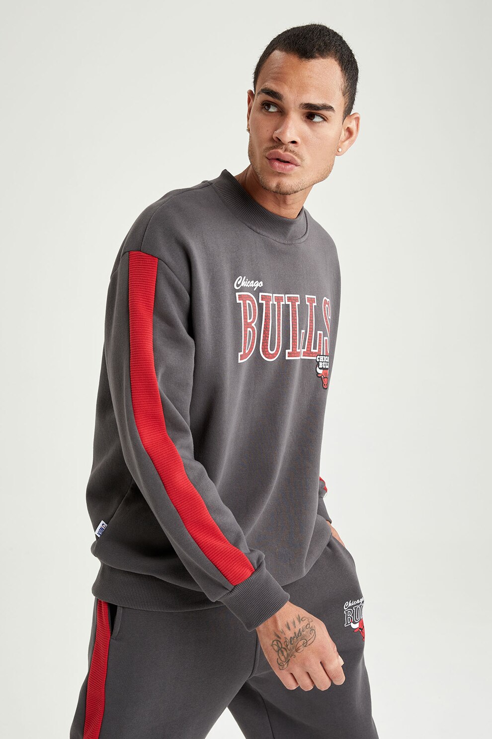 DeFacto, Bluza sport cu decolteu la baza gatului si benzi laterale contrastante, Gri antracit/rosu