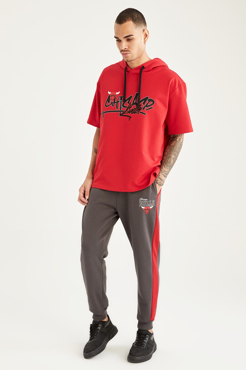 DeFacto, Pantaloni sport cu benzi laterale contrastante, Gri antracit/Rosu