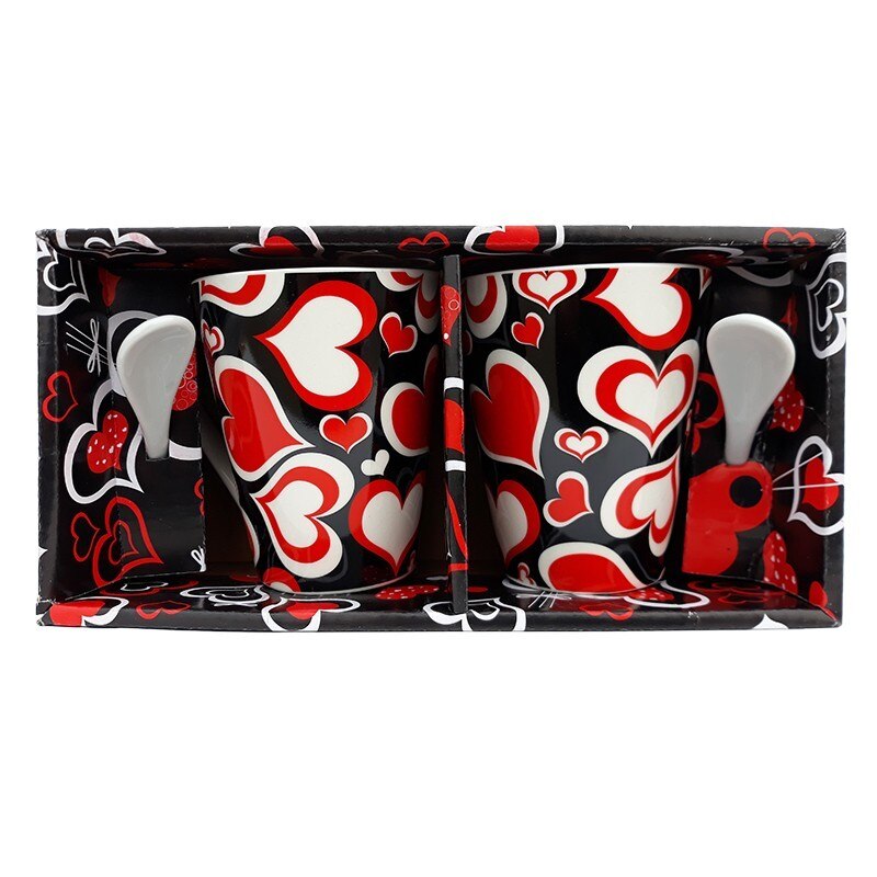 Set format din 2 cani din ceramica cu lingurite, cu inimi, ambalate in cutie de carton, 24 x 12 cm
