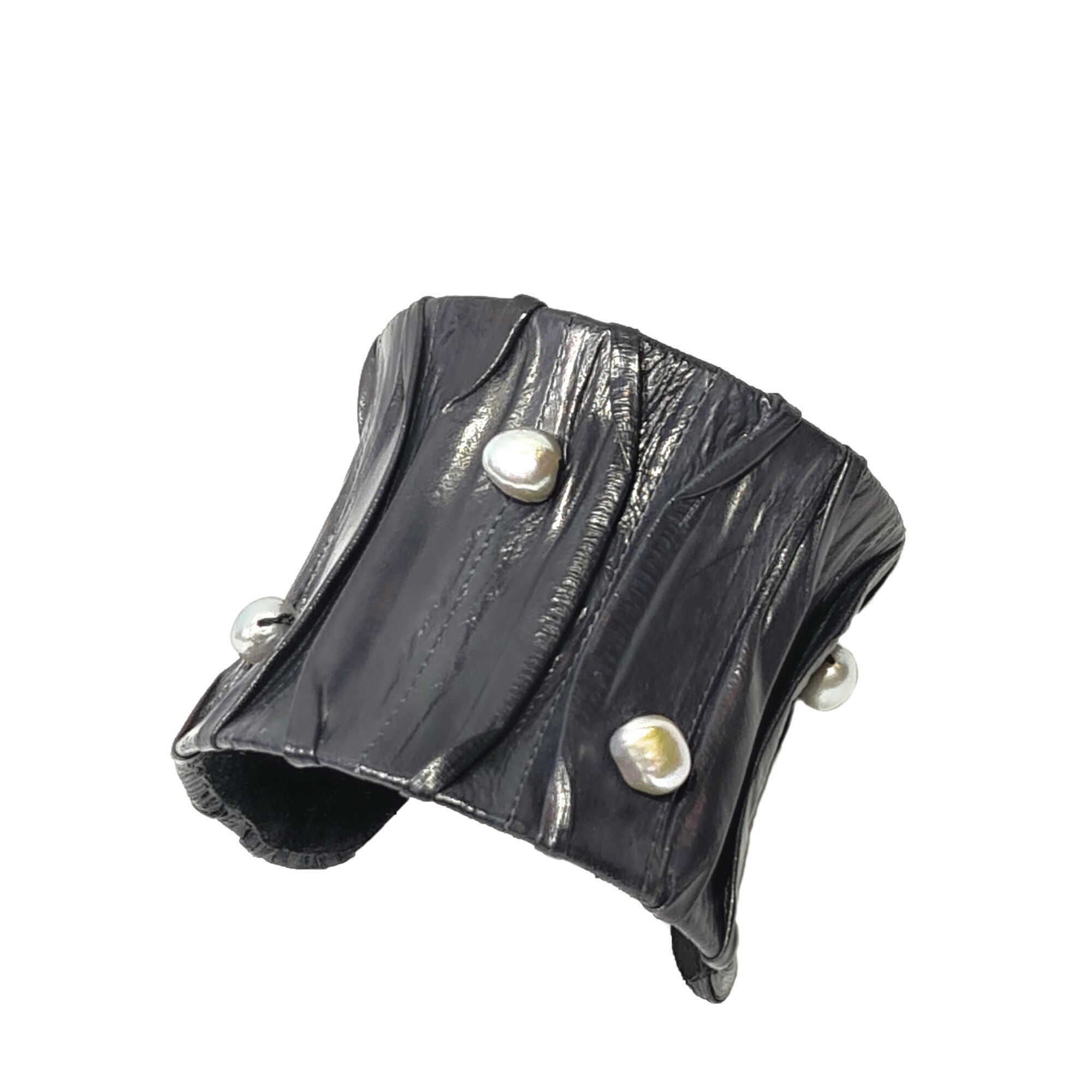 Bratara Decoranna Handcraft statement, piele naturala anghila, unicat, cusuta artizanal cu perle naturale metalizate, gri inchis