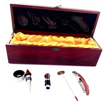 Set cadou pentru vin Wine Box, include 5 ustensile si loc pentru sticla, maro Set cadou pentru vin Wine Box, include 5 ustensile si loc pentru sticla, maro
