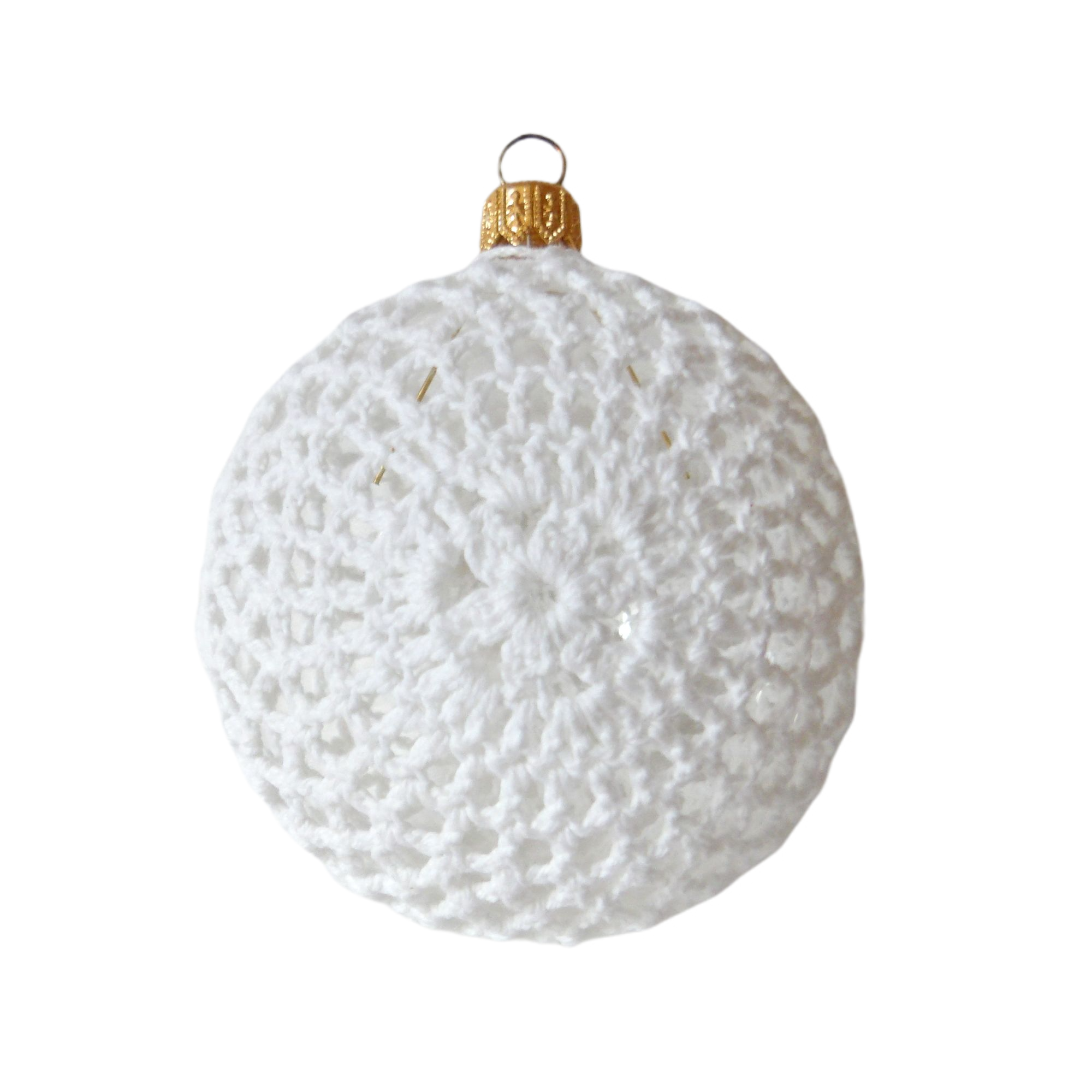 Glob de craciun imbracat in dantela alba lucrata manual spirala