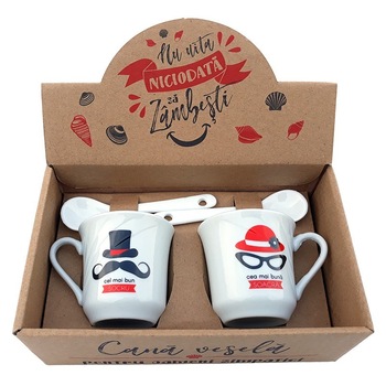 Set format din 2 cesti din ceramica cu lingurite, cu dedicatii pentru socru/ soacra,100 ml Set format din 2 cesti din ceramica cu lingurite, cu dedicatii pentru socru/ soacra,100 ml