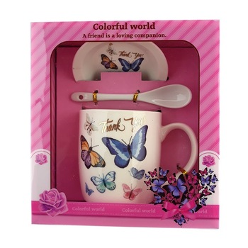 Set ceramic format din cana cu fluturi desenati, cu capac si lingurita, 200 ml Set ceramic format din cana cu fluturi desenati, cu capac si lingurita, 200 ml