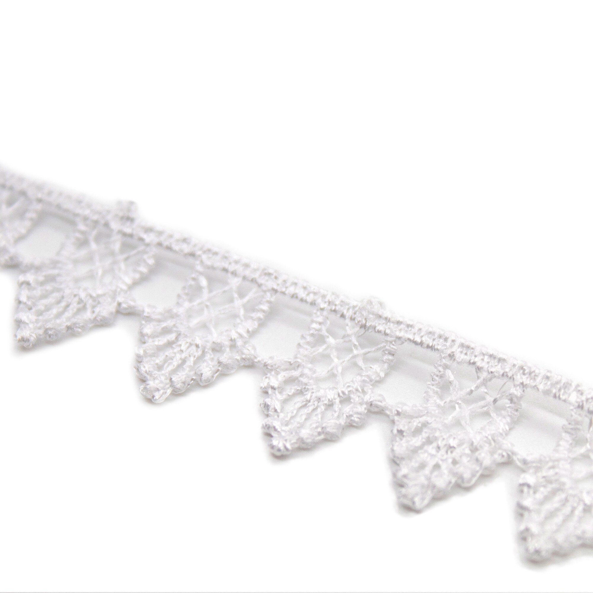 Rola dantela guipure 2257 , neelastica, poliester, latime 2 cm, lungime 9 m, culoare alb