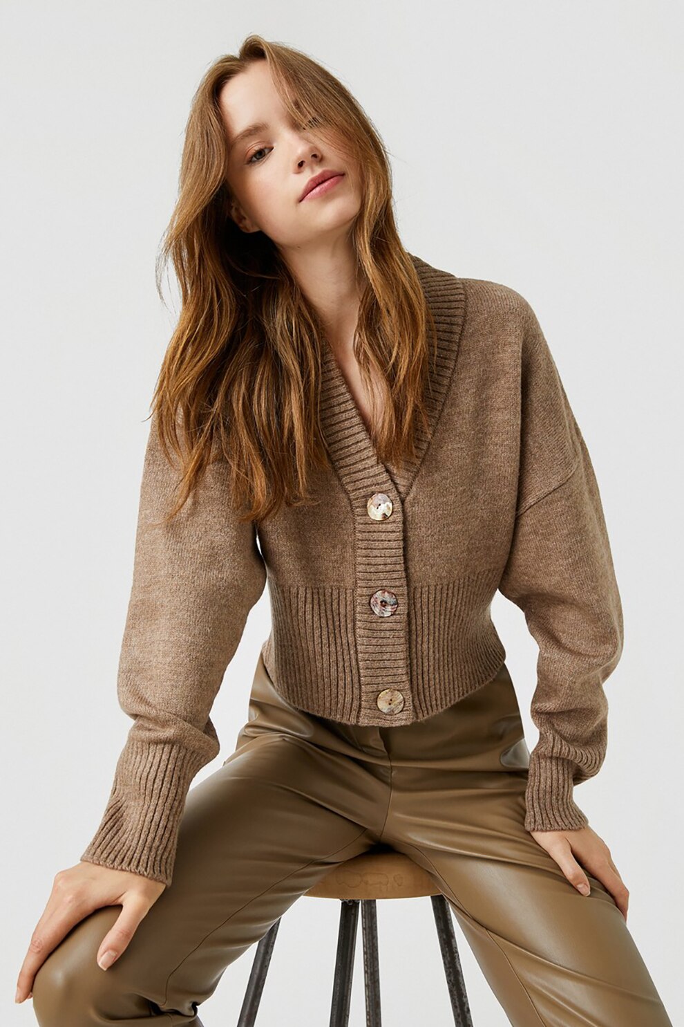 KOTON, Cardigan cu decolteu in V si nasturi, Cafeniu
