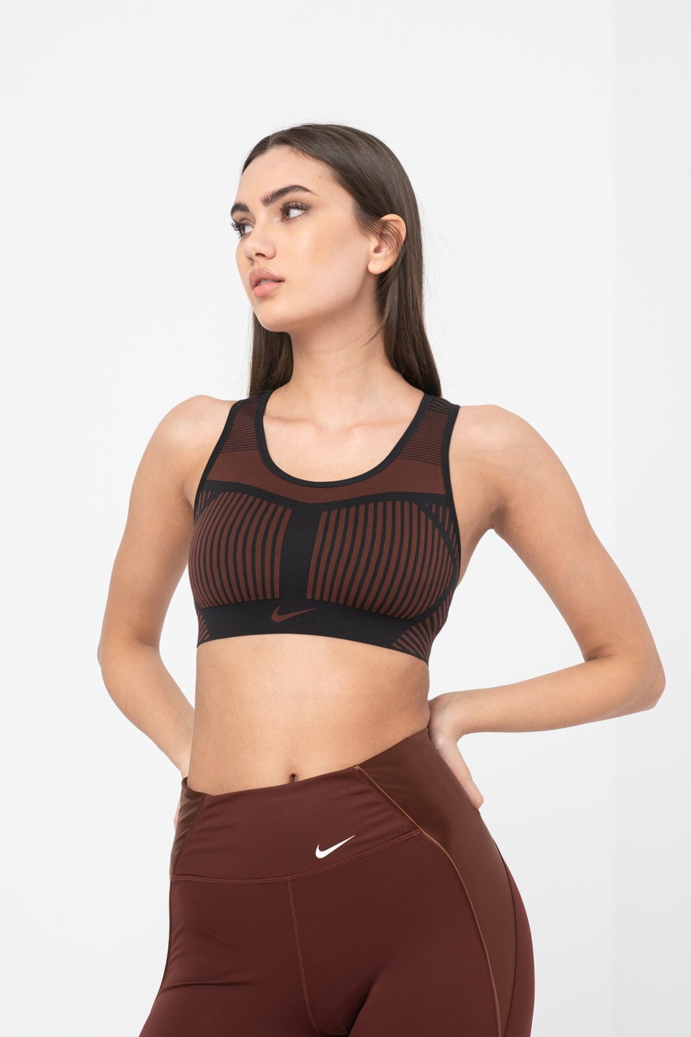 Nike, Bustiera cu sustinere sporita si tehnologie Dri-Fit, pentru antrenament Flyknit, Maro coniac/Negru