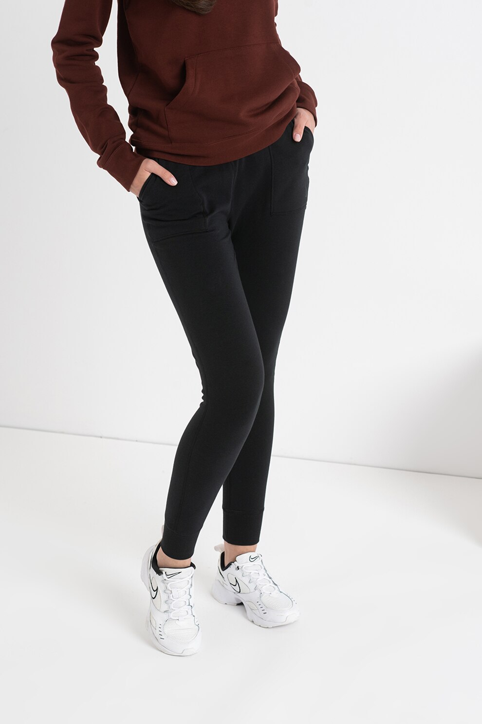 Nike, Pantaloni din amestec de bumbac organic cu banda elastica in talie, pentru antrenament Core, Negru