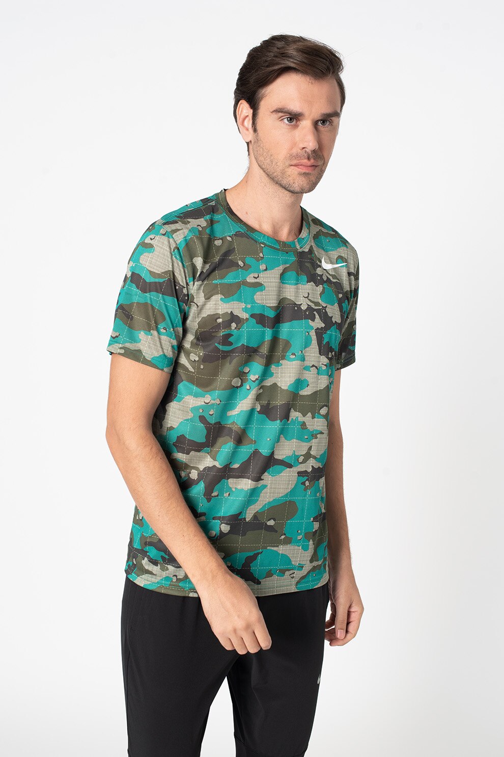 Nike, Tricou cu imprimeu camuflaj si tehnologie Dri-FIT pentru fitness, Verde sparanghel/Verde inchis/Verde feriga