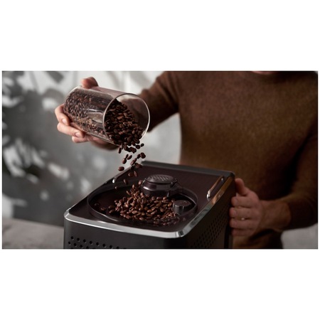 Espressor automat Saeco GranAroma Deluxe, 18 de specialitati de cafea, ecran cu touch color 5", 6 profiluri de utilizator, 3 profiluri de gust presetate cu CoffeeMaestro, conectivitate, Rasnita ceramica cu 12 trepte de macinare, Negru