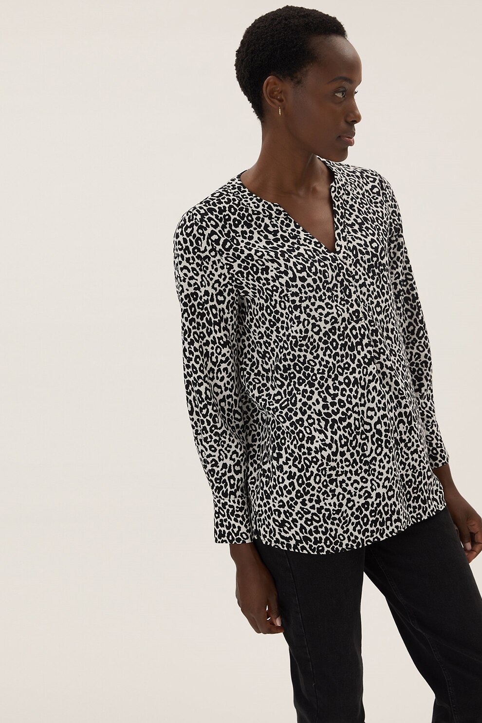 Marks & Spencer, Bluza cu decolteu in V si animal print, Alb optic/Negru