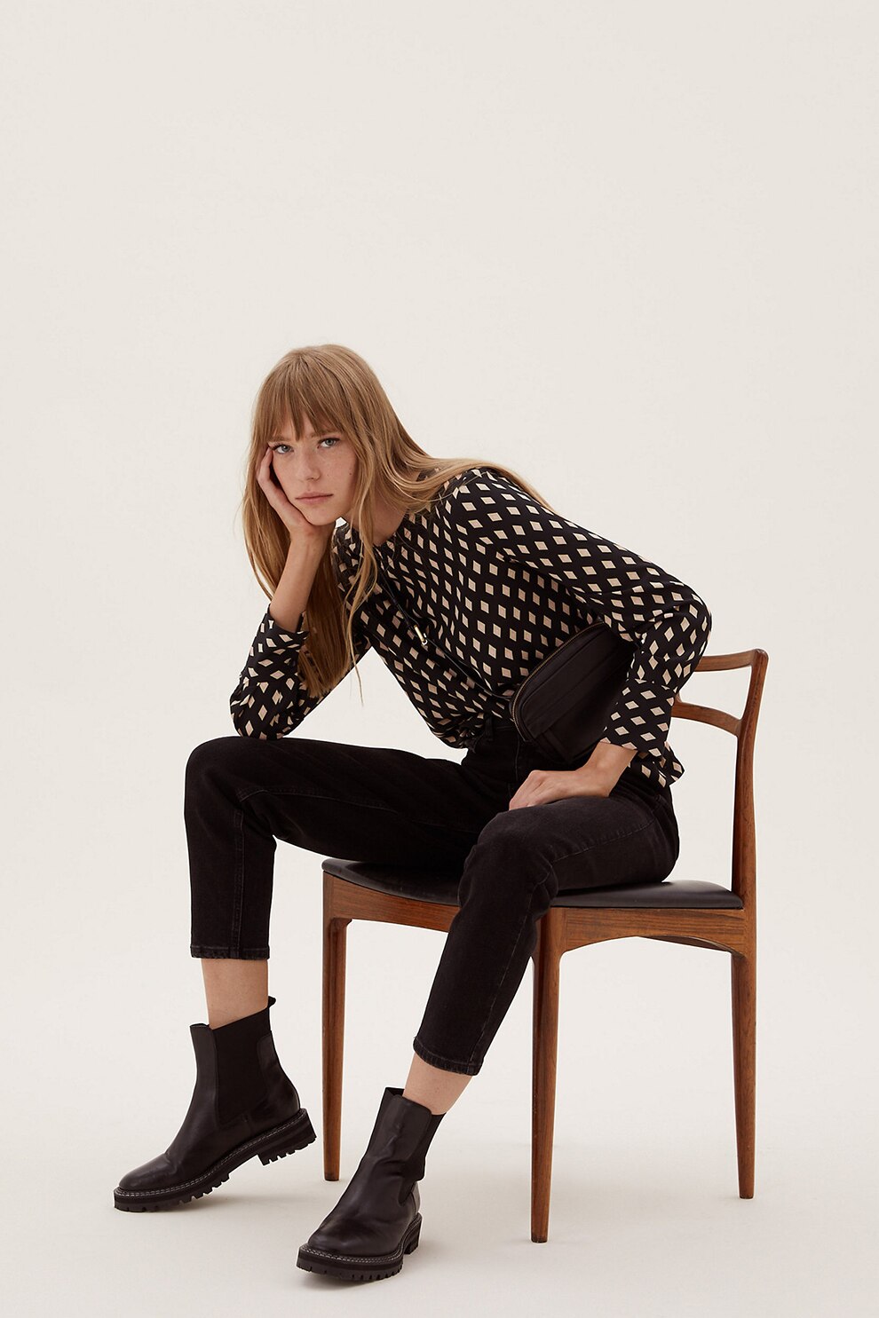 Marks & Spencer, Bluza sport cu decolteu la baza gatului si model geometric, Negru/Maro camel