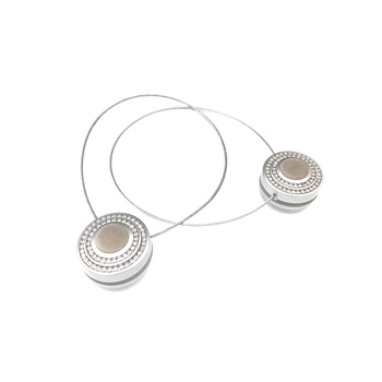 Set 2 magneti decorativi de prindere pentru perdele si draperii, model rotund, argintiu, interior bej Set 2 magneti decorativi de prindere pentru perdele si draperii, model rotund, argintiu, interior bej