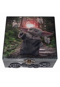Cutie de bijuterii decorata si pictata manual prin tehnici mixte, Serena, Baby Yoda Cutie de bijuterii decorata si pictata manual prin tehnici mixte, Serena, Baby Yoda