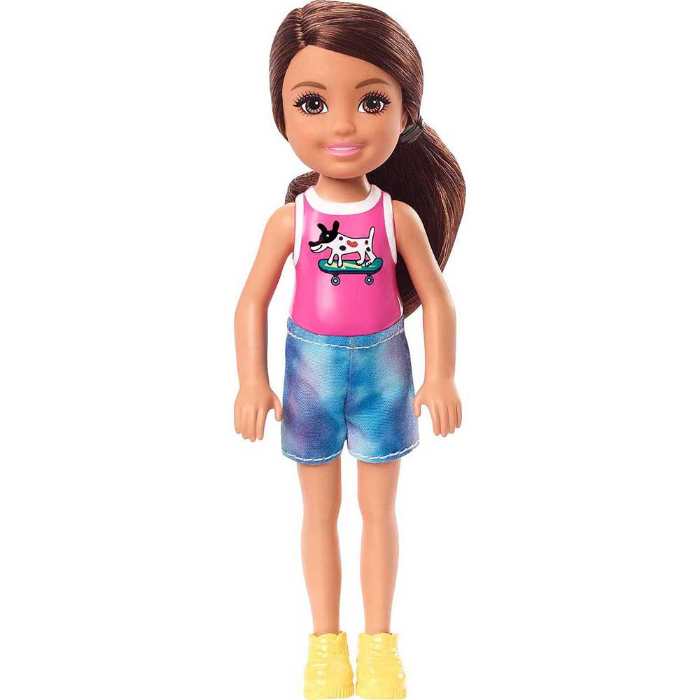 Papusa Barbie, Chelsea Club cu par saten, tricou cu skate si catel, 15cm