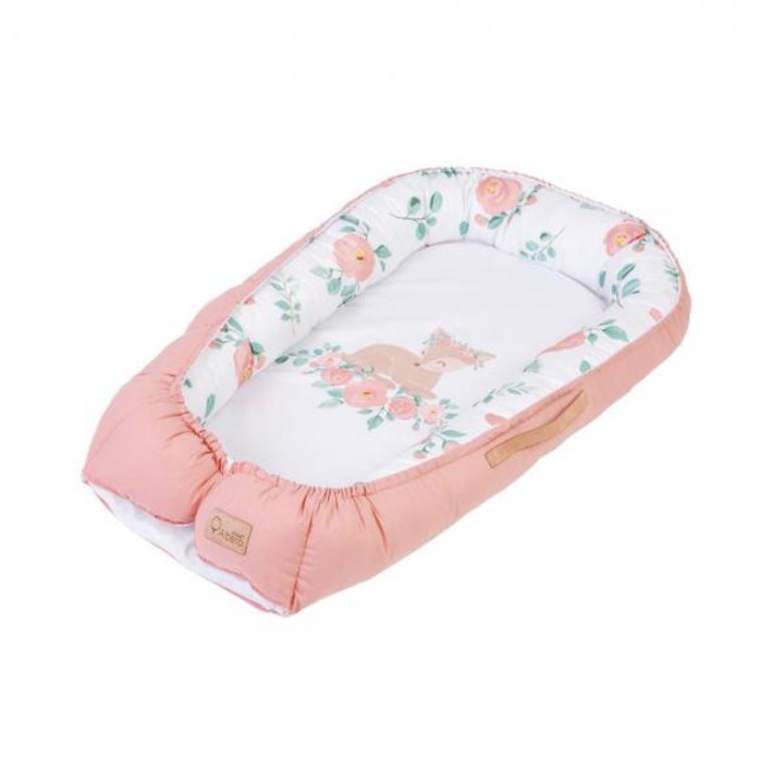 Cosulet bebelus pentru dormit Baby Nest, realizat din satin, pentru nou-nascuti, imprimeu caprioara, 50x80 cm, roz