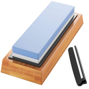 Piatra de ascutit cutite amXea 2000/5000, 2 granulatii, suport cauciuc negru, baza lemn anti deranpanta si ghidaj unghi ascutire Piatra de ascutit cutite amXea 2000/5000, 2 granulatii, suport cauciuc negru, baza lemn anti deranpanta si ghidaj unghi ascutire