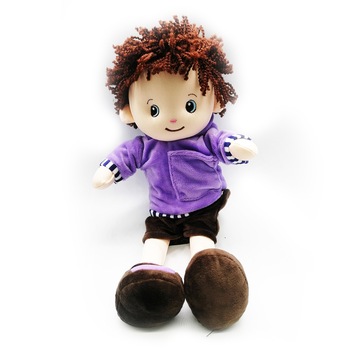 Papusa de Plus 40cm, Baietel in hanorac mov cu gluga si pantaloni scurti care canta in limba romana Papusa de Plus 40cm, Baietel in hanorac mov cu gluga si pantaloni scurti care canta in limba romana