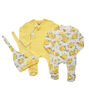 Set 2 salopete cu botosei si caciulite, Rose, Galben, 62 CM Set 2 salopete cu botosei si caciulite, Rose, Galben, 62 CM