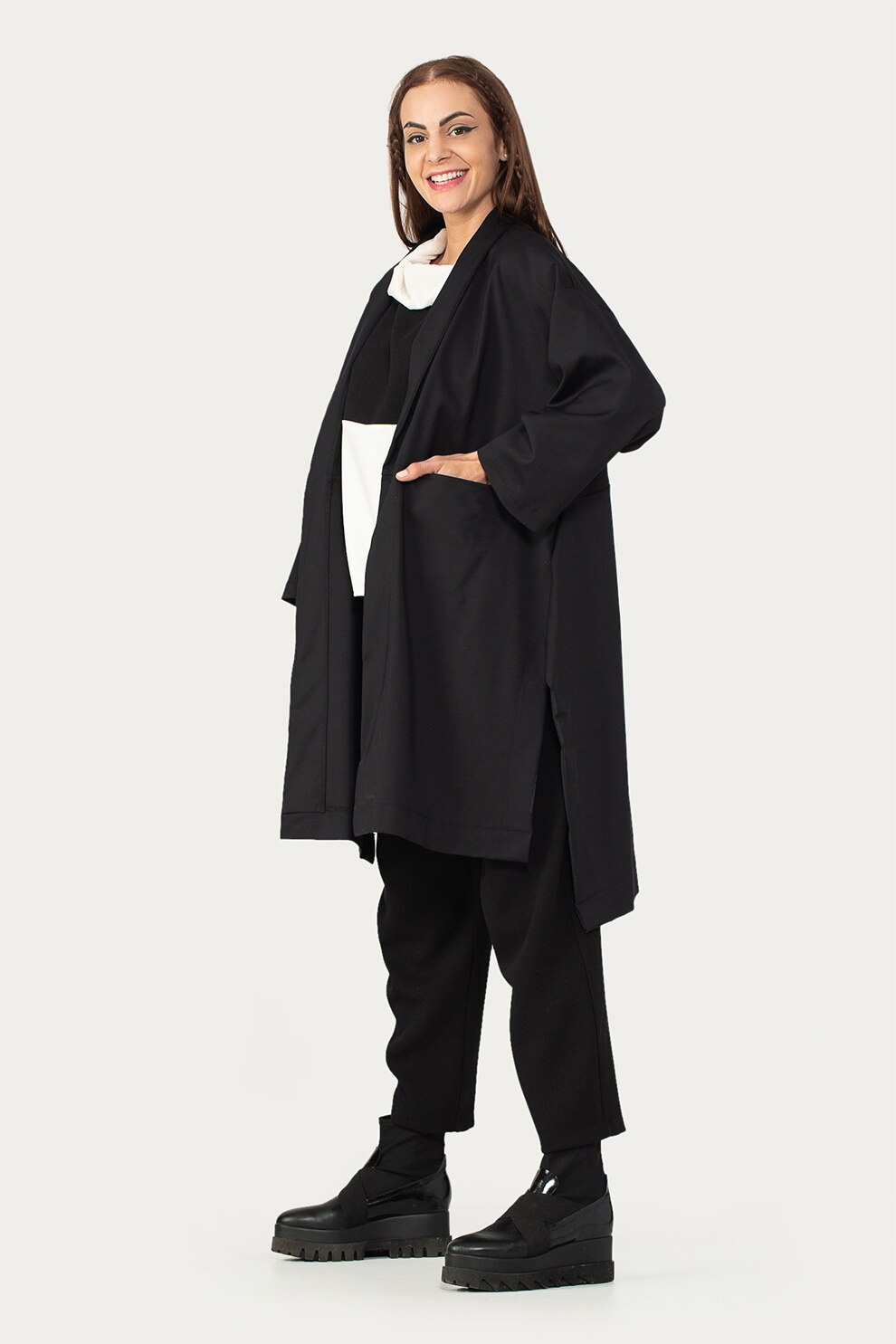 Antonia M, Jacheta cu terminatie asimetrica, Negru