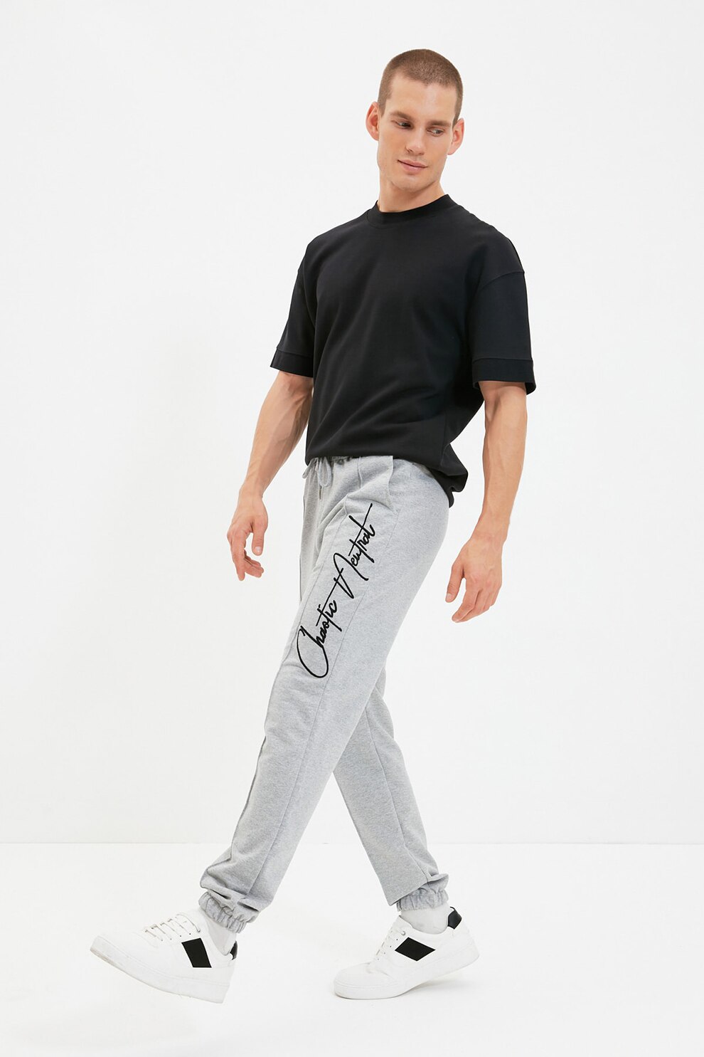 Trendyol, Pantaloni sport conici cu detaliu text si buzunare laterale, Gri deschis melange