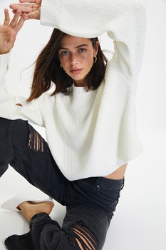 Trendyol, Pulover crop cu decolteu la baza gatului si nasturi decorativi, Alb prafuit Trendyol, Pulover crop cu decolteu la baza gatului si nasturi decorativi, Alb prafuit