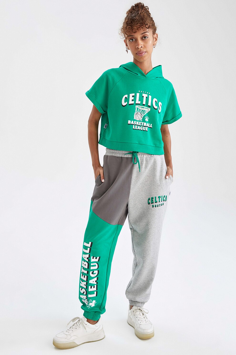 DeFacto, Pantaloni sport cu talie inalta si imprimeu text, Gri melange/Verde