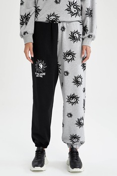 DeFacto, Pantaloni sport relaxed fit cu model mistic, Gri deschis melange/Negru, M DeFacto, Pantaloni sport relaxed fit cu model mistic, Gri deschis melange/Negru, M