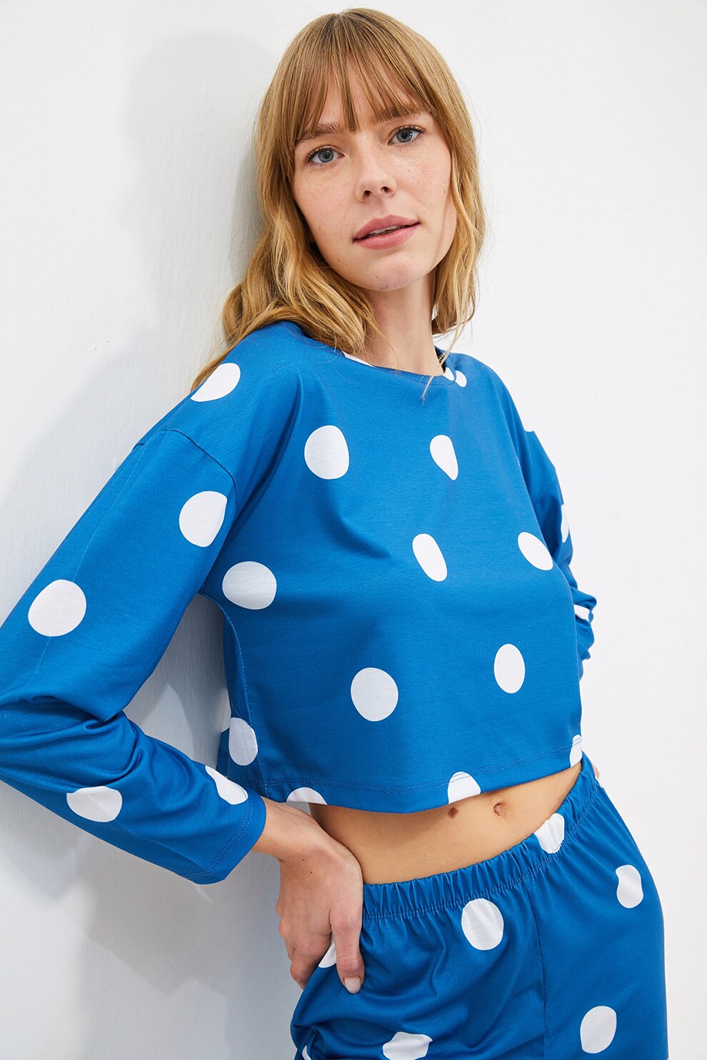 Trendyol, Pijama cu buline si aspect crop, Albastru/Alb