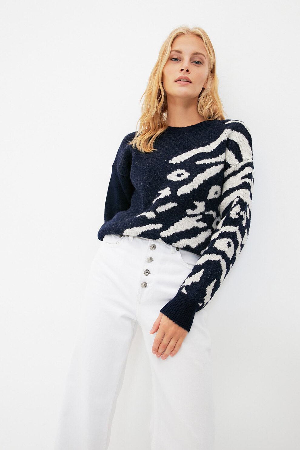 Trendyol, Pulover cu decolteu la baza gatului si detalii cu model abstract, Bleumarin/Alb