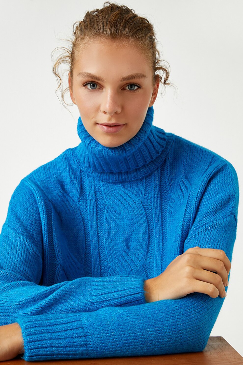 KOTON, Pulover crop cu guler inalt si model torsade, Albastru