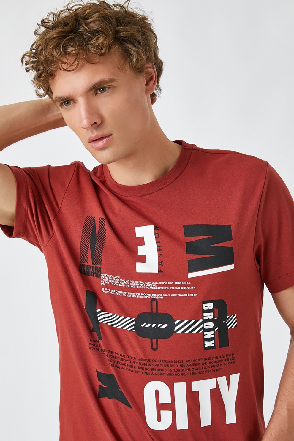 KOTON, Tricou cu decolteu la baza gatului, imprimeu grafic si text, Rosu stins/alb/bleumarin