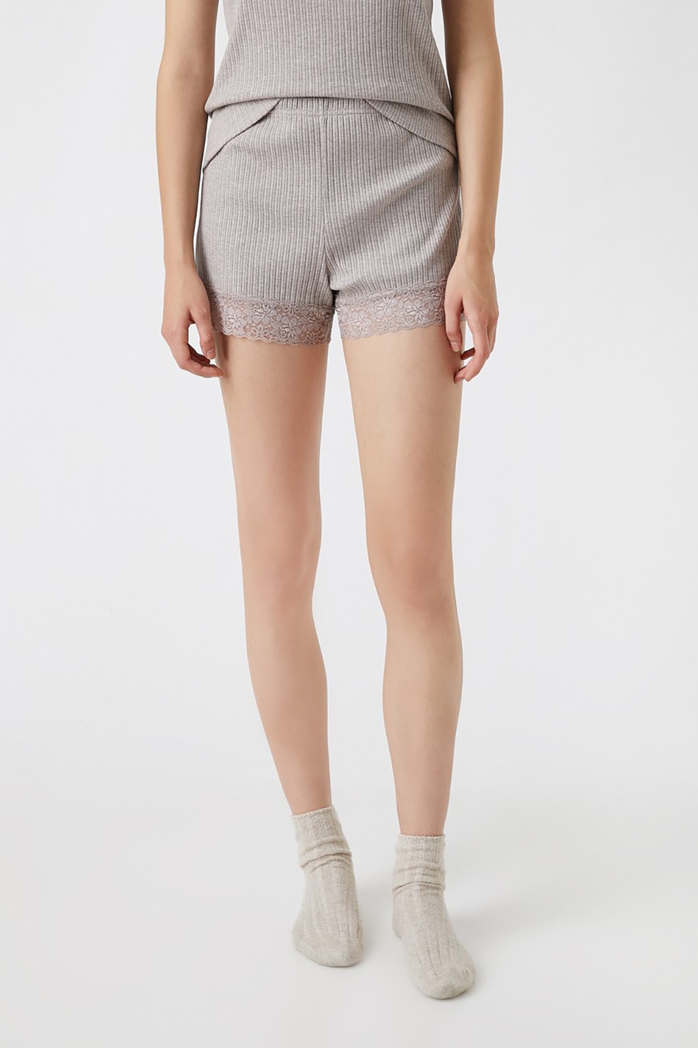 KOTON, Pantaloni scurti de casa cu detalii din dantela, Maro taupe deschis