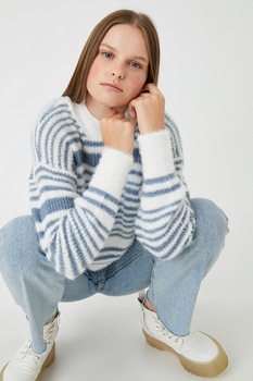KOTON, Pulover cu decolteu la baza gatului si model in dungi, Albastru lavanda/Alb KOTON, Pulover cu decolteu la baza gatului si model in dungi, Albastru lavanda/Alb