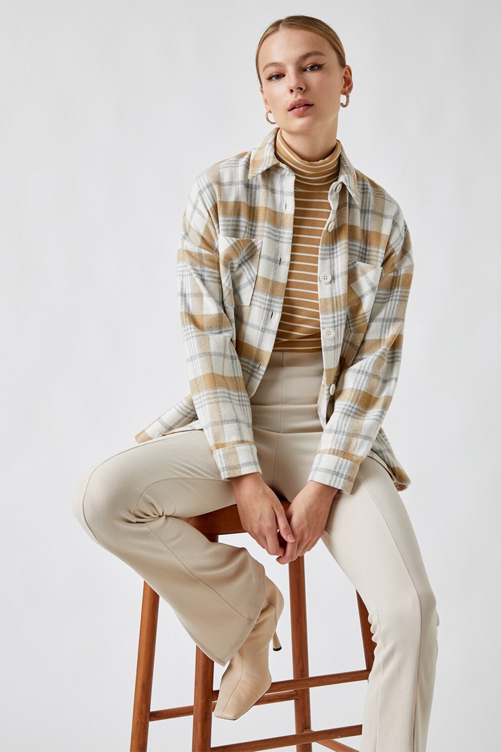 KOTON, Camasa in carouri cu maneci cazute si buzunare aplicate, Alb/Maro, XL