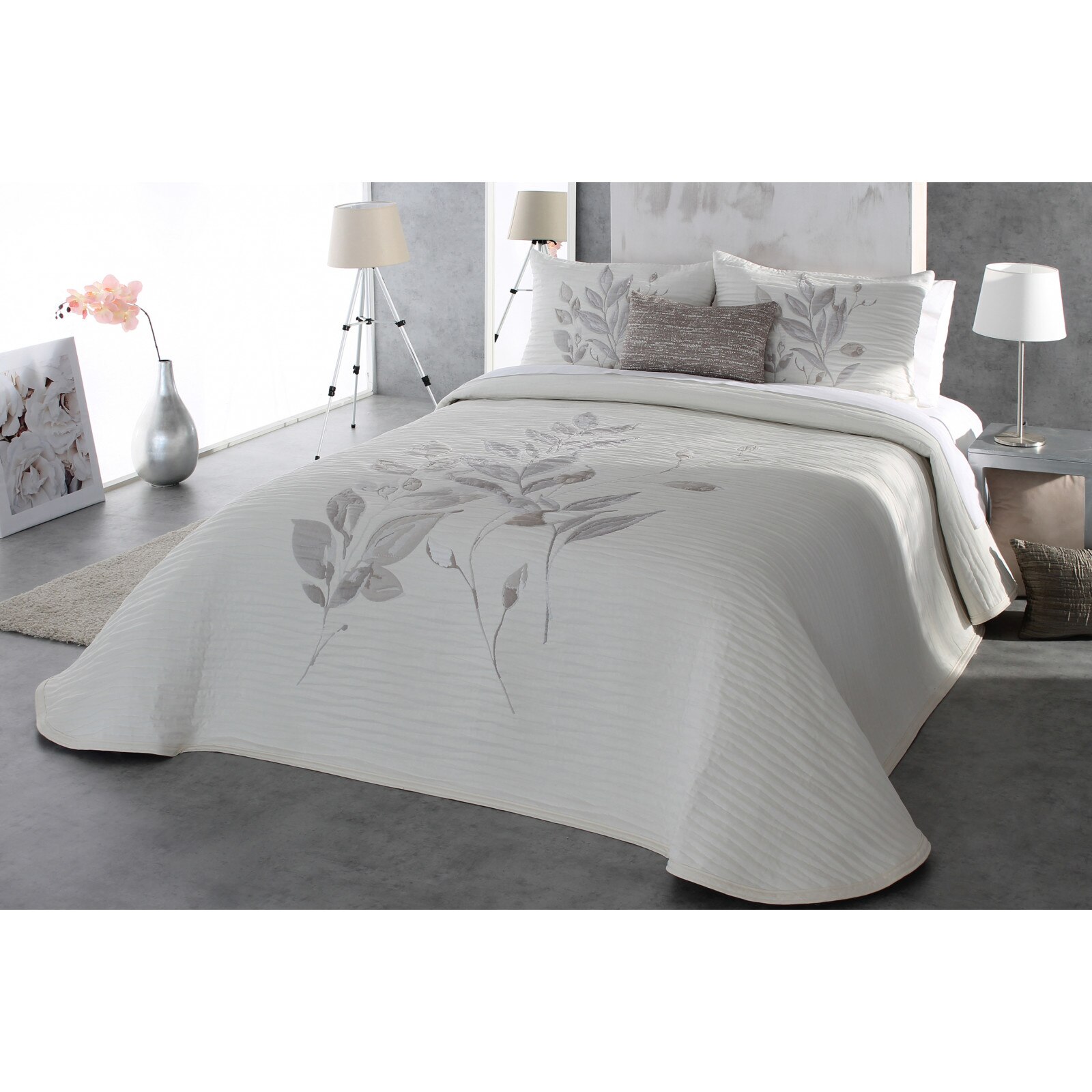 Set Cuvertura premium Sensey si 2 fete de perna, Reig Marti, flori grej, 280 cm x 270 cm