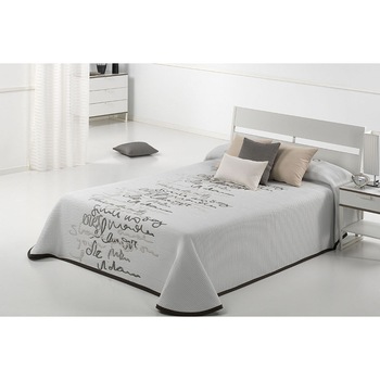 Set Cuvertura Letter si 2 fete de perna, Reig Marti, design litere bej, dimensiune 280 cm x 270 cm Set Cuvertura Letter si 2 fete de perna, Reig Marti, design litere bej, dimensiune 280 cm x 270 cm