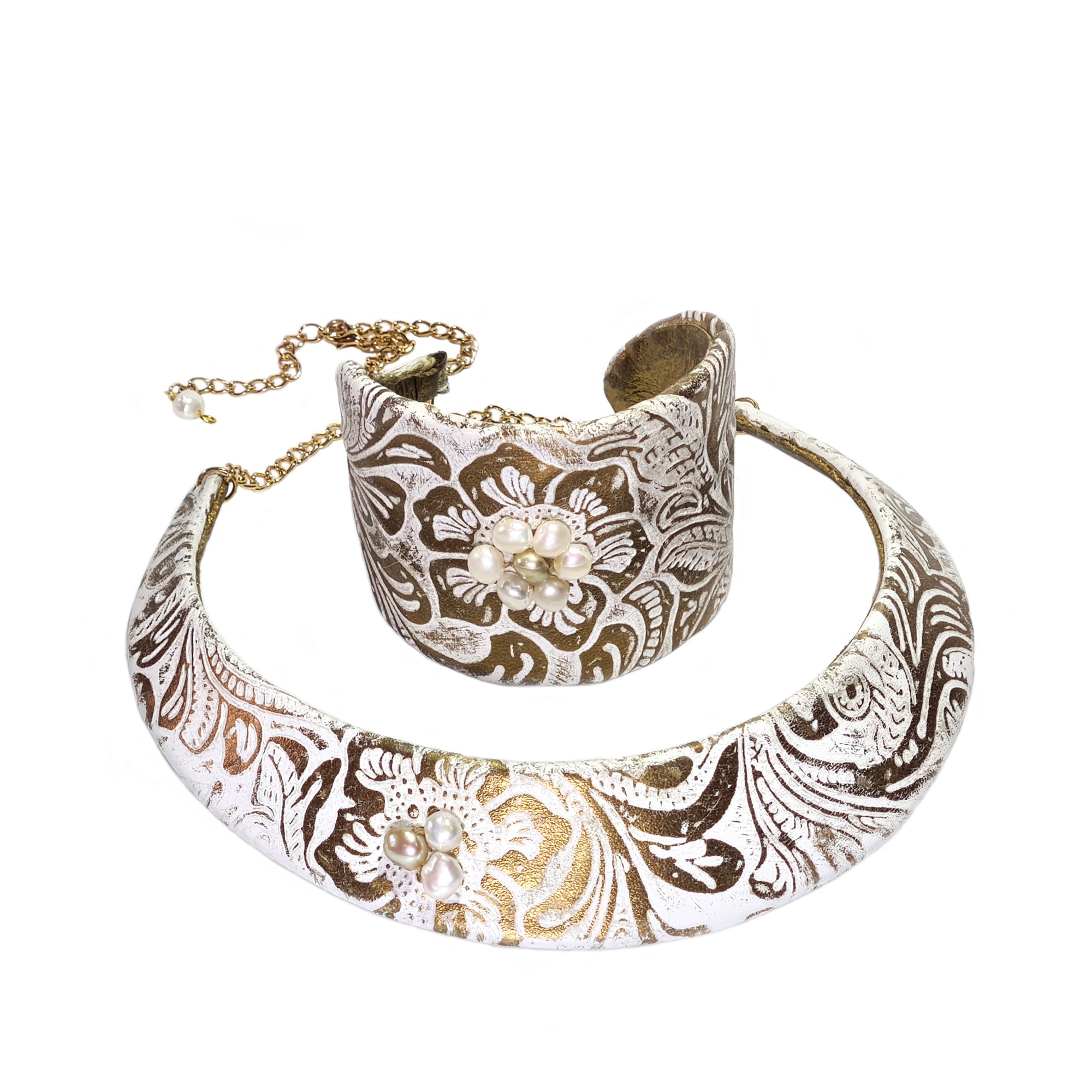 Set colier si bratara Decoranna Handcraft Fantezie Aurie, statement unicat, lucrat manual din piele naturala cu broderie din zece perle, alb auriu