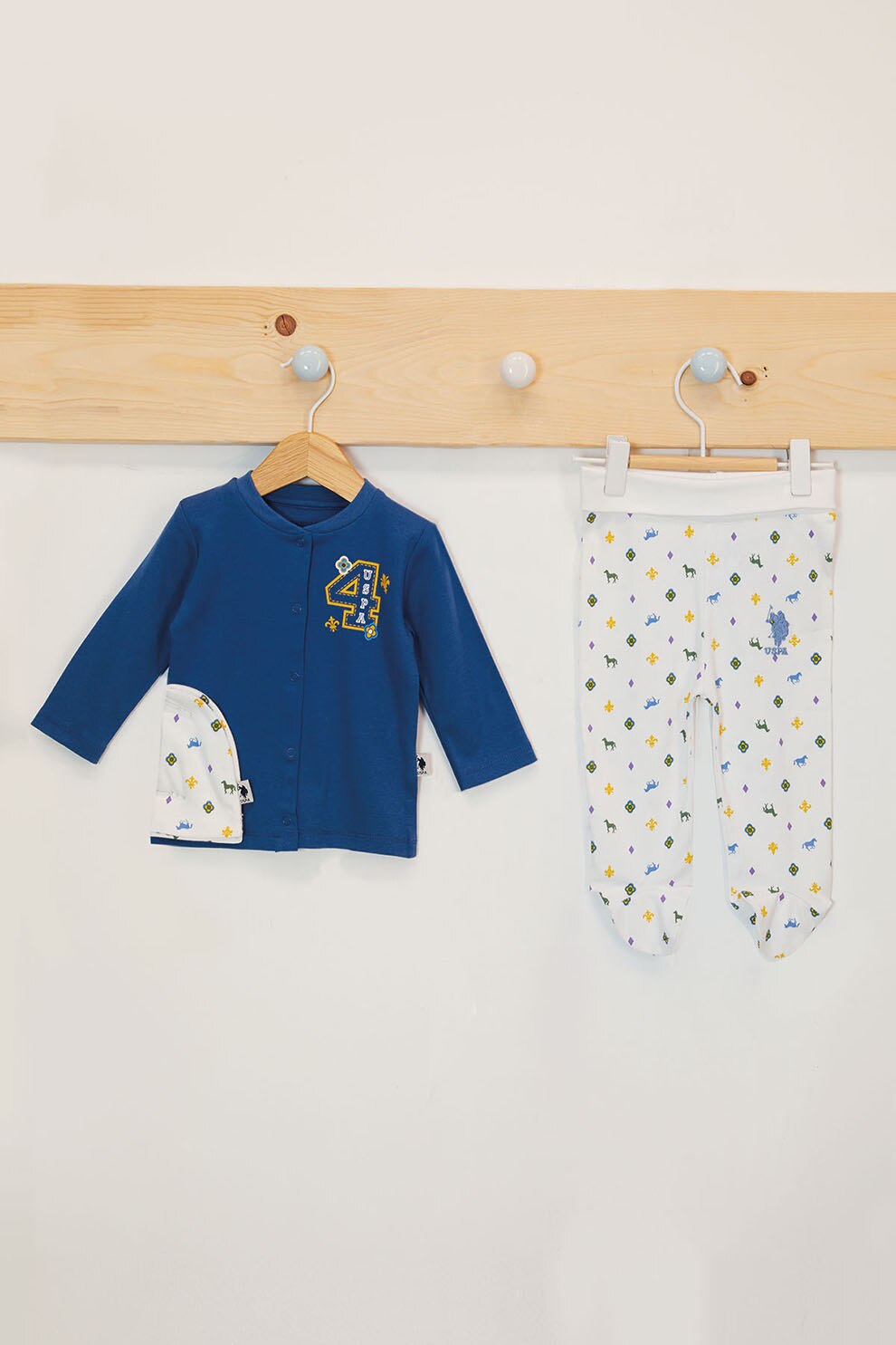 U.S. Polo Assn., Set de caciula de bumbac, bluza si pantaloni cu model grafic, albastru inchis/alb