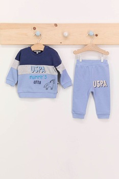 U.S. Polo Assn., Set de bluza sport cu imprimeu si pantaloni sport - 2 piese, Albastru/Gri, 68-74 CM U.S. Polo Assn., Set de bluza sport cu imprimeu si pantaloni sport - 2 piese, Albastru/Gri, 68-74 CM