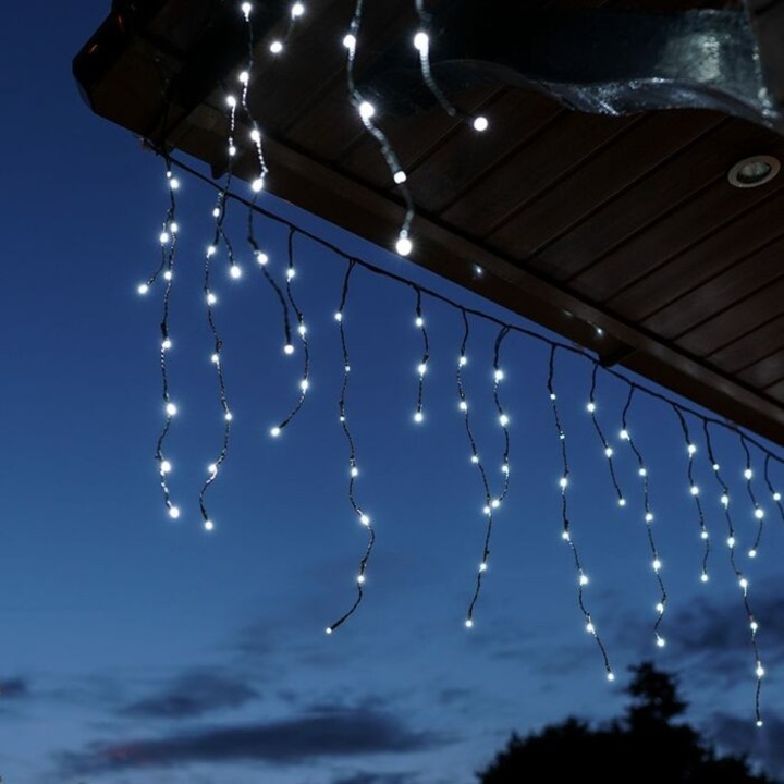 Instalatie Craciun Profesionala de Exterior IP65, 40 m, 960 Led-uri Mari, Franjuri, Alb rece, Flash, Alimentator, Interconectabila, Prelungitor 6.5 m inclus, Fir Negru Cauciucat, 220v, Southern Sky