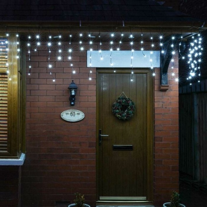 Original - Instalatie Craciun Profesionala de Exterior IP65, 70 m, 1680 Led-uri Mari, Franjuri, Alb rece, Flash, Alimentator, Interconectabila, Prelungitor 6.5 m inclus, Fir Negru Cauciucat, 220v, Southern Sky