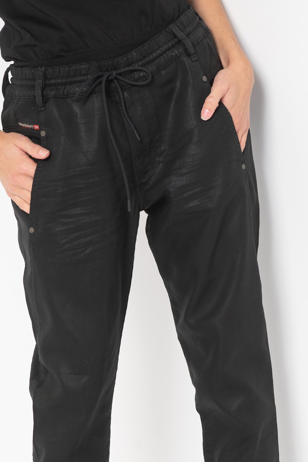 Diesel, Jeggings conici cu aspect peliculizat D-Krailey, Negru